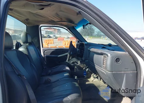 2001 Chevrolet Silverado 1500 z USA, uszkodzony, nr VIN 1GCEC14W11Z238244